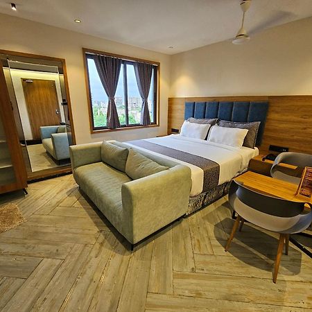 Nova Park Hotel Rajkot Exterior photo