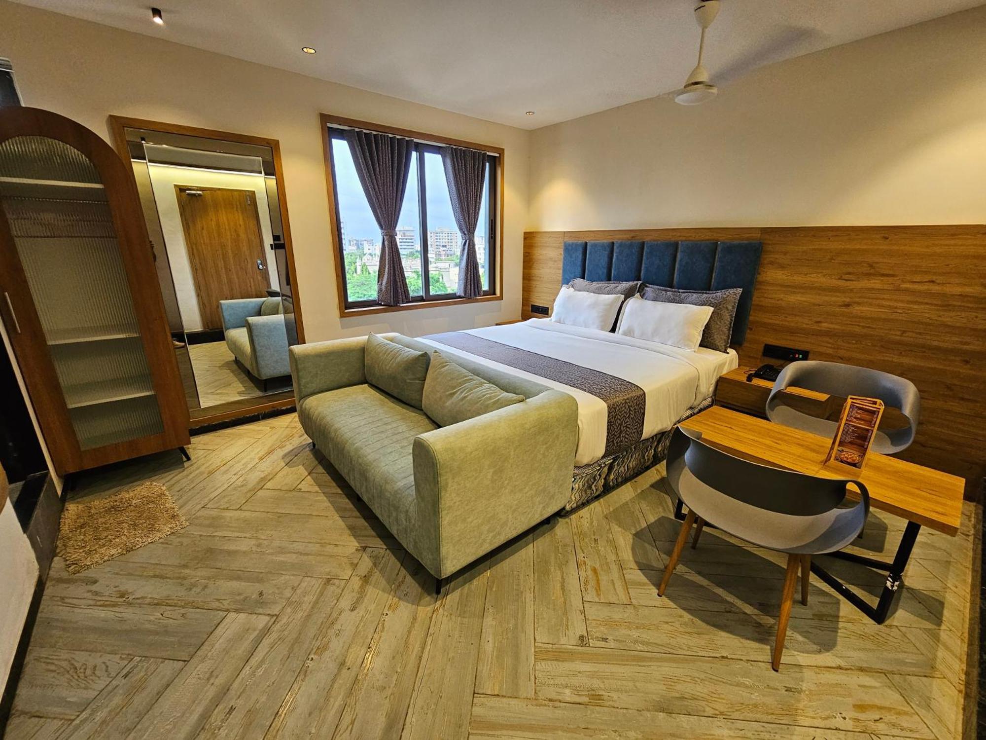 Nova Park Hotel Rajkot Exterior photo