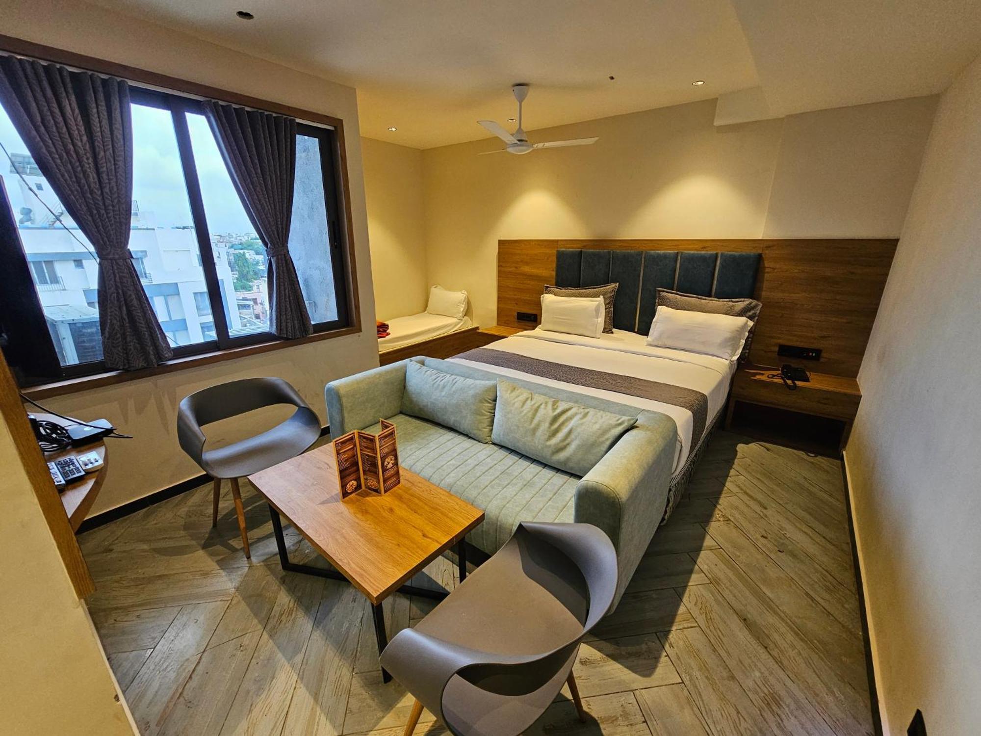 Nova Park Hotel Rajkot Exterior photo